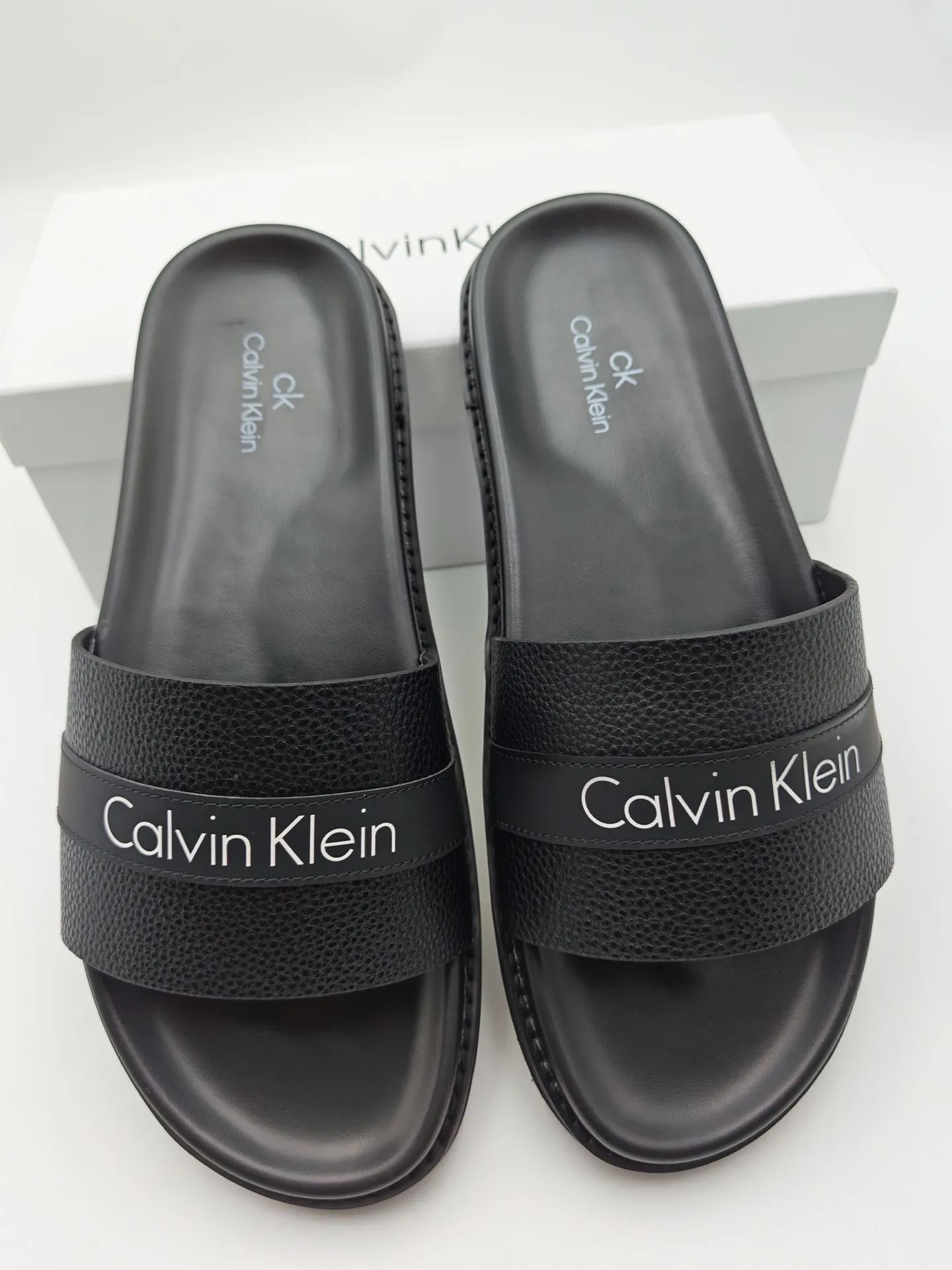 Men's shoes 💰300 Calvin Klein CK men's slippers, the upper of this slipper is made of imported cowhide, and the sole is also imported new EVA material. The foamed ultra-light outsole is more non-slip, three-dimensional and skin-friendly. Available from stock, long-term availability, Size: 38-46 yards.